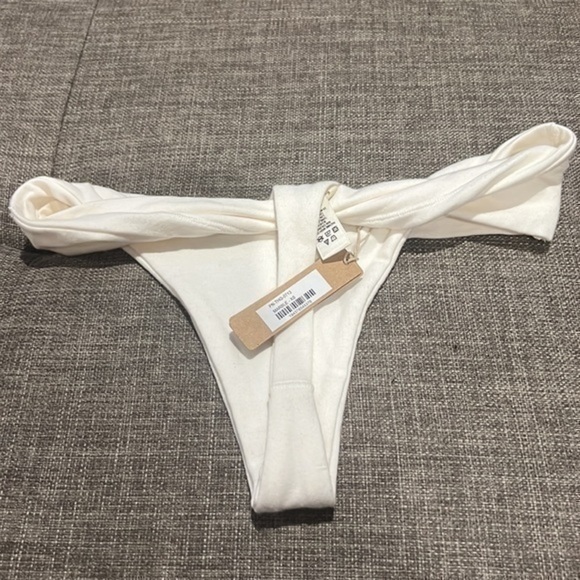 Skims Twist Thong - Picture 2 of 12